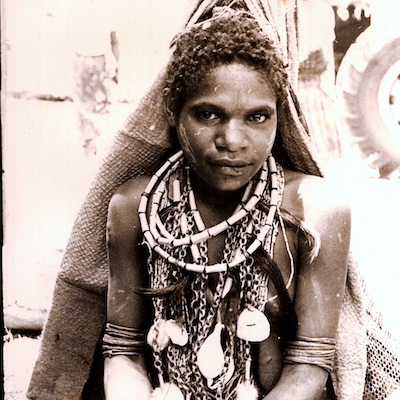 papouasie nouvelle guinée near Aiyura (Kainantu) Highlands of Papua New Guinea
						Girl dressed for a sing-sing